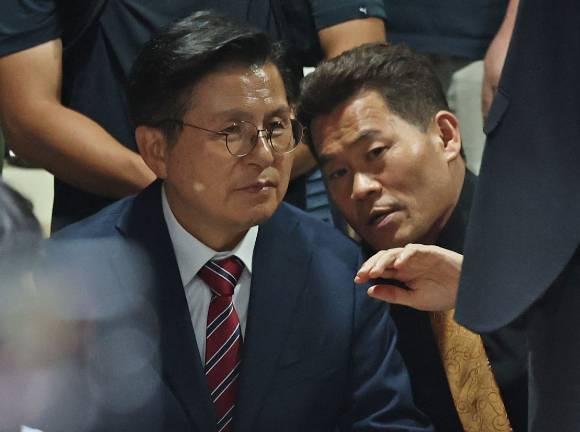 4일 제9회 전국동시지방선거 및 국회의원 재·보궐선거 투표용지 부족으로 투표 시간이 오후 10시까지 연장됐던 서울 송파구 잠실7동 제2투표소 앞에서 황교안 전 총리와 전한길 전 한국사 강사가 대화하고 있다. 2026.6.4 [사진=연합뉴스]