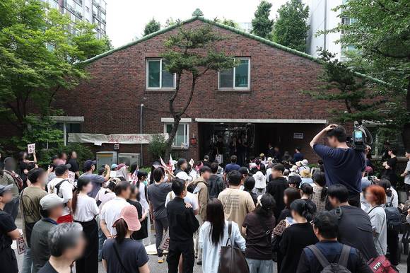 9회 전국동시지방선거 및 국회의원 재·보궐선거 투표용지 부족으로 투표 시간이 오후 10시까지 연장됐던 서울 송파구 잠실7동 제2투표소 앞에서 4일 투표함 반출에 반대하는 시민들이 모여 있다. 2026.6.4 [사진=연합뉴스]