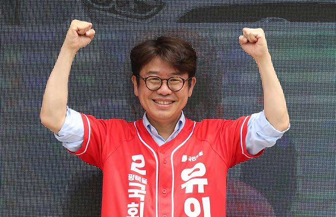 유의동 경기 팽택을 국회의원 당선인이 지난 1일 경기 평택시 안중읍 안중시장을 찾아 시민들에게 지지를 호소하고 있다. 뉴스1