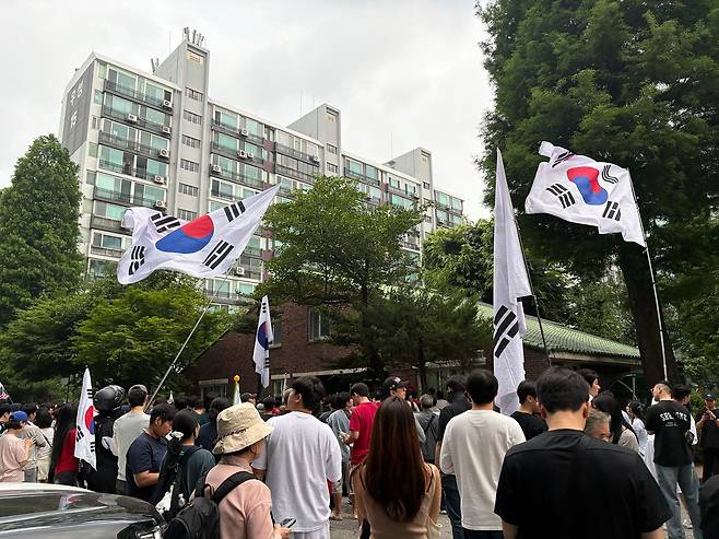4일 오전 6시 서울 송파구 잠실7동 투표소 앞에서 투표함 반출을 놓고 시민들과 선관위 직원들이 약 8시간 째 대치하고 있다. 김예정 기자