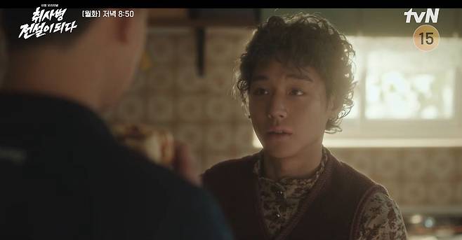 '취사병 전설이 되다' 7화 속 한 장면. 김관철 상병(강하경)의 추억 회상 장면에 강성재(박지훈)가 김 상병의 할머니 모습으로 나타난다. [사진 tvN 유튜브]