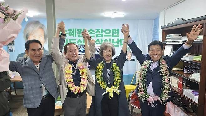 제9회 전국동시지방선거 목포시의원에 출마한 무소속 손혜원(오른쪽 2번째) 후보가 4일 당선 소식을 듣고 지지자들과 함께 기뻐하고 있다. 사진 손혜원 당선인 측= 연합뉴스