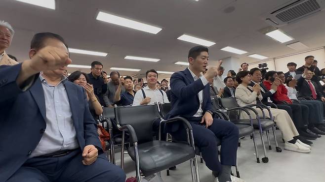 4일 오전 9시 15분경 선거에서 오세훈 국민의힘 서울시장 후보가 정원오 더불어민주당 서울시장 후보와의 격차를 3만표 차이로 벌렸다는 소식이 들리자 오세훈 선거캠프가 환호하고 있다. 문희철 기자
