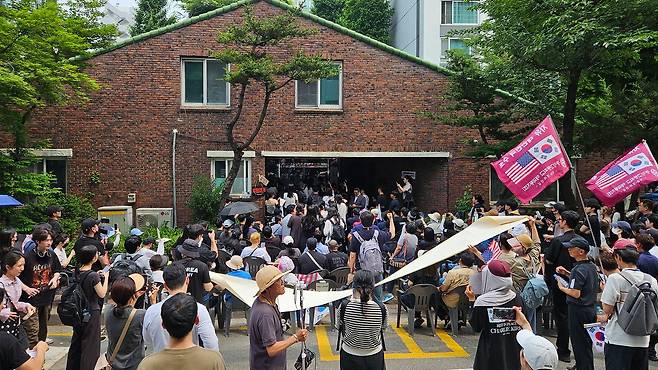 4일 서울 송파구 잠실7동 제2투표소 앞에서 시민들이 구호를 외치고 있다. 전날 투표용지 부족으로 투표가 오후 10시까지 진행된 뒤 일부 시민들은 개표 중단과 재선거를 요구하며 밤새 투표함 반출에 반대하고 있다. 김종호 기자