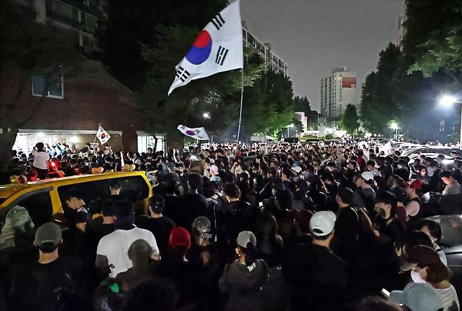 제9회 전국동시지방선거 및 국회의원 재·보궐선거 투표용지 부족으로 투표 시간이 오후 10시까지 연장됐던 서울 송파구 잠실7동 제2투표소 앞에서 시민들이 4일 새벽 항의하며 구호를 외치고 있다. 연합뉴스