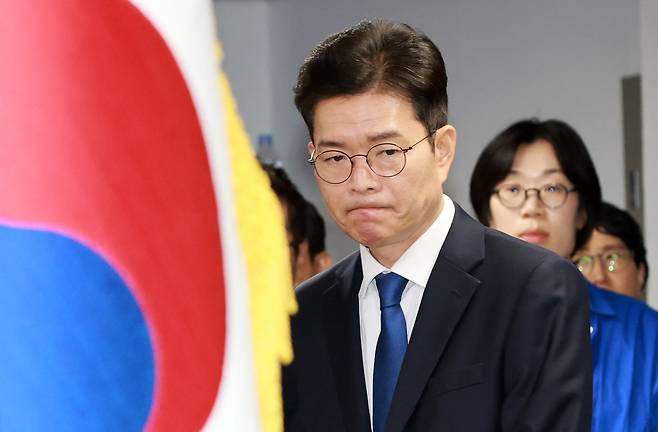 정원오 더불어민주당 서울시장 후보가 4일 오전 서울 중구 세종대로 캠프에서 제9회 전국동시지방선거 관련 입장을 밝히기 위해 이동하고 있다. 뉴스1