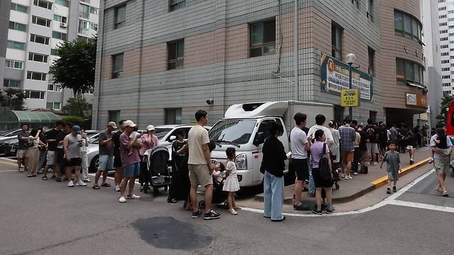 6·3 지방선거 본투표일인 지난 3일 투표용지 부족 사태가 발생한 서울 송파구 가락2동 제3투표소에서 유권자들이 투표를 하기 위해 길게 줄을 서며 대기하는 모습. 뉴스1