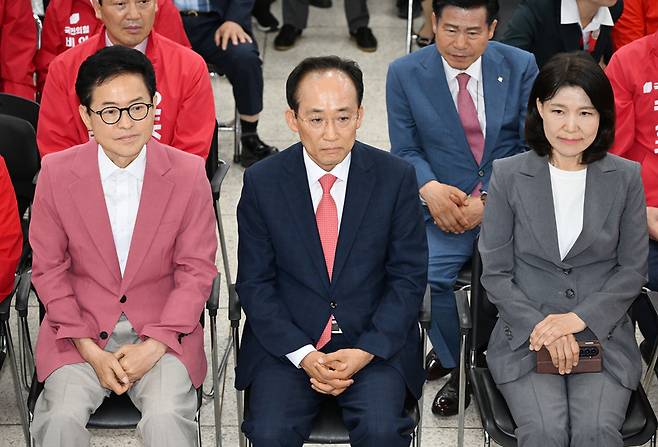 ▲ 제9회 전국동시지방선거 본투표가 치러진 3일 오후 국민의힘 대구시당에서 이철우 경북도지사 후보, 추경호 대구시장 후보, 이진숙 대구 달성군 국회의원 보궐선거 후보 등이 출구조사 결과를 지켜보고 있다. 연합뉴스