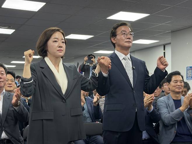 ▲부산시장 당선인 전재수(오른쪽) 후보와 아내 [연합뉴스]&nbsp;