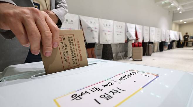 ▲제9회 전국동시지방선거 사전투표 첫날인 29일 인천국제공항 제1터미널 출국장에 설치된 사전투표소에서 시민들이 출국 전 사전투표를 하고 있다. [연합뉴스]
