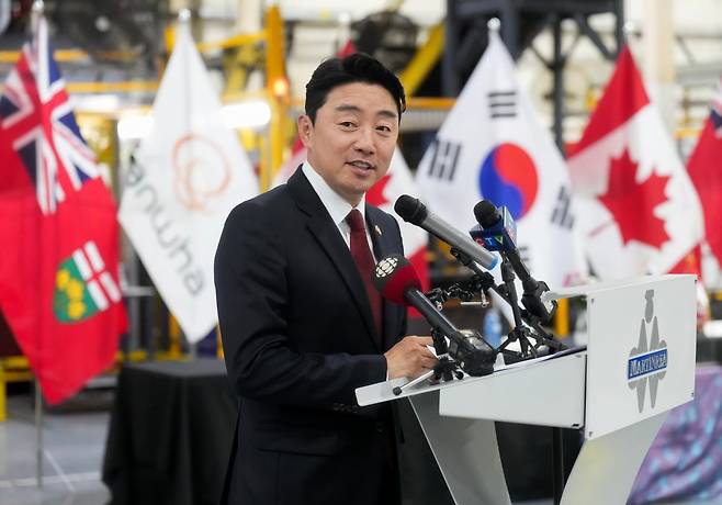 강훈식 대통령 비서실장이 6월 1일(현지 시간) 캐나다 온타리오주 우드브리지에 있는 마틴레아 인터내셔널을 방문하여 직원들에게 연설하고 있다. 사진=AP·연합뉴스