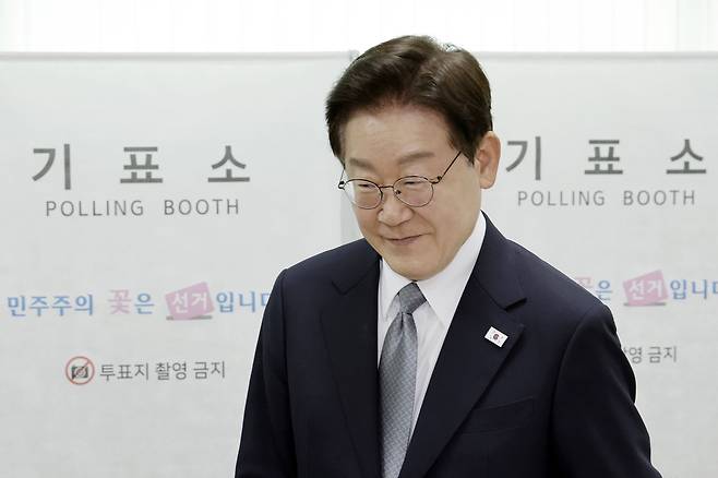 이재명 대통령이 지난달 29일 서울 삼청동 주민센터에서 6·3 지방선거 사전투표를 한 뒤 기표소에서 나오고 있다. 청와대통신사진기자단