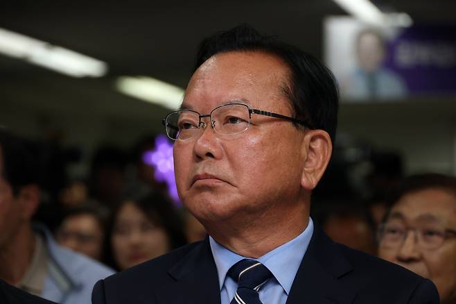 6·3 지방선거에서 더불어민주당 대구시장 후보로 출마한 김부겸 전 국무총리가 지난 3일 대구 달서구 두류네거리 선거사무소에서 출구조사 결과를 확인하고 있다. 대구|권도현 기자