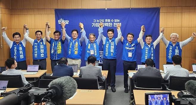 이원택 더불어민주당 전북지사당선인과 민주당 전북지역 당선인들이 지난 2일 전북도의회에서 합동 기자회견을 마친 뒤 손을 맞잡고 필승을 다짐하고 있다. 이원택 선대위 제공