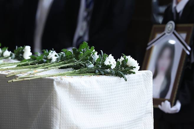 5월 7일 광주 광산구 신가동 한 장례식장에서 20대 남성의 흉기에 찔려 숨진 고등학생 이채원씨의 발인이 진행되고 있다. 연합뉴스