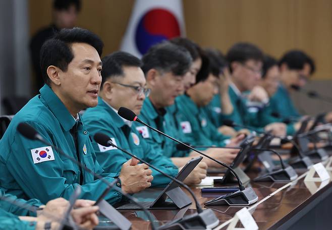 오세훈 서울시장이 4일 서울시청에서 열린 여름철 대책 특별점검회의에서 발언하고 있다.  연합뉴스