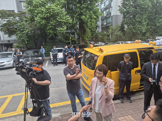 이혜숙 서울 송파구의회 의장이 6·3 지방선거 본투표일이었던 지난 3일 서울 송파구 잠실7동 제2투표소 앞에서 투표 중단 상황에 항의하고 있다. 김태욱 기자