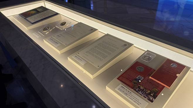 Items related to former President Kim Dae-jung’s Nobel Peace Prize are displayed at the Kim Dae-jung Nobel Peace Prize Memorial Hall [WOO JI-WON]