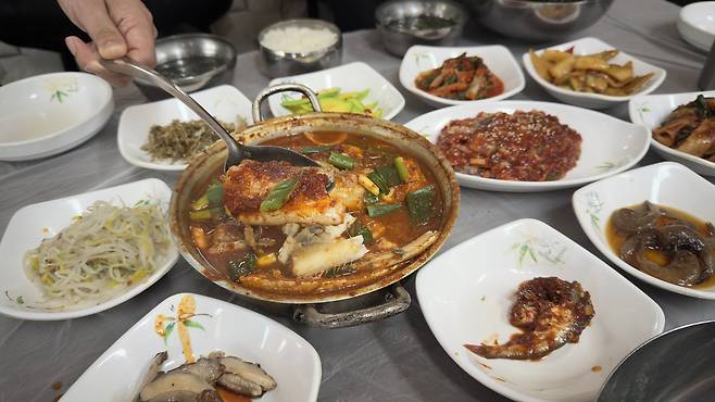 Galchi-jjim, or braised cutlassfish, and kkotgesal (crab meat) bibimbap served at Chown Restaurant in Mokpo [WOO JI-WON]