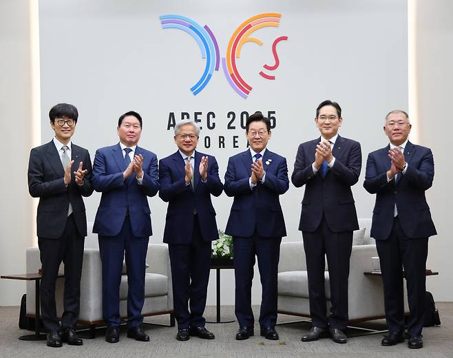 이재명 대통령이 10월31일 아시아태평양경제협력체(APEC) 정상회의장인 경주화백컨벤션센터에서 젠슨 황 엔비디아 최고경영자(CEO), 국내 기업 대표들과 함께 기념촬영을 하고 있다. (왼쪽부터) 이해진 네이버 이사회 의장, 최태원 SK그룹 회장, 젠슨 황 CEO, 이 대통령, 이재용 삼성전자 회장, 정의선 현대차그룹 회장. 연합뉴스