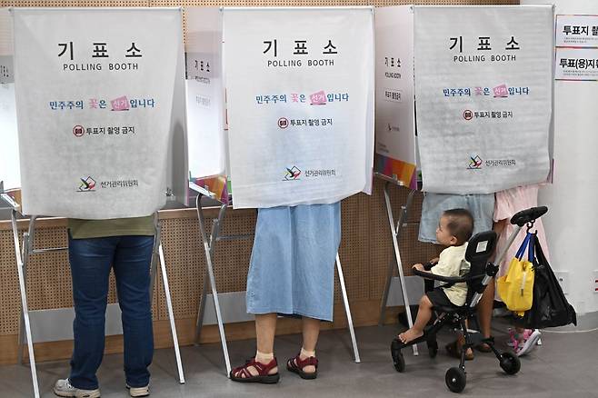 제9회 전국동시지방선거일인 지난 3일 서울 동작구 상도제4동제5투표소에서 유권자들이 투표하는 모습. 윤웅 기자