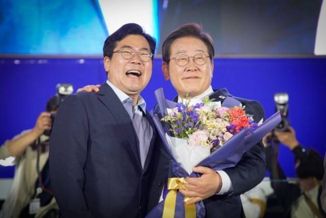 박찬대 인천시장 당선인이 지난 2025년 6월4일 더불어민주당 이재명 후보의 대통령 당선을 축하하고 있다. 당찬캠프 제공