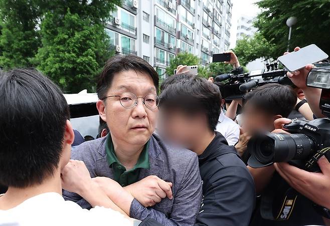 투표함 반출 막힌 송파 투표소 찾은 서울선관위 사무처장. 연합뉴스