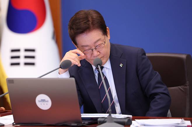 이재명 대통령이 2일 청와대에서 열린 국무회의 겸 비상경제점검회의에서 자료를 보고 있다. [연합뉴스]