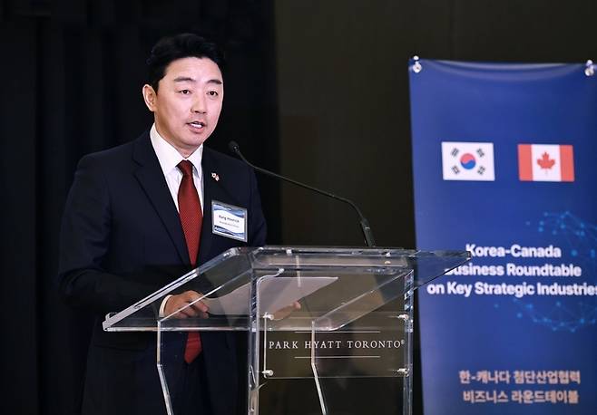 이재명 대통령의 전략경제협력 특사 자격으로 캐나다를 찾은 강훈식 비서실장이 1일(현지시간) 토론토 파크 하얏트 호텔에서 열린 한-캐 첨단산업협력 비즈니스 라운드테이블에서 발언하고 있다. [강훈식 비서실장 SNS 캡처]