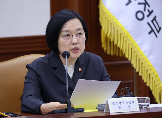 한성숙 중소벤처기업부 장관이 22일 서울 종로구 정부서울청사에서 열린 비상경제본부 회의 겸 경제장관ㆍ국가창업시대전략회의 및 부동산관계장관회의에서 모두의 창업 프로젝트 모집현황 및 향후 추진계획을 소개하고 있다. [연합뉴스]
