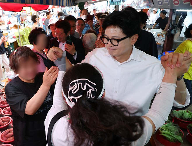 무소속 한동훈 부산 북갑 국회의원 보궐선거 당선인이 4일 부산 북구 구포시장을 찾아 시민들에게 당선 감사의 인사를 하고 있다. [연합뉴스]