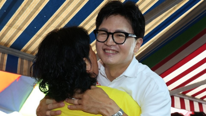 무소속 한동훈 부산 북갑 국회의원 보궐선거 당선인이 4일 부산 북구 구포시장에서 상인들과 시민들에게 감사 인사를 하고 있다. [사진 = 연합뉴스]