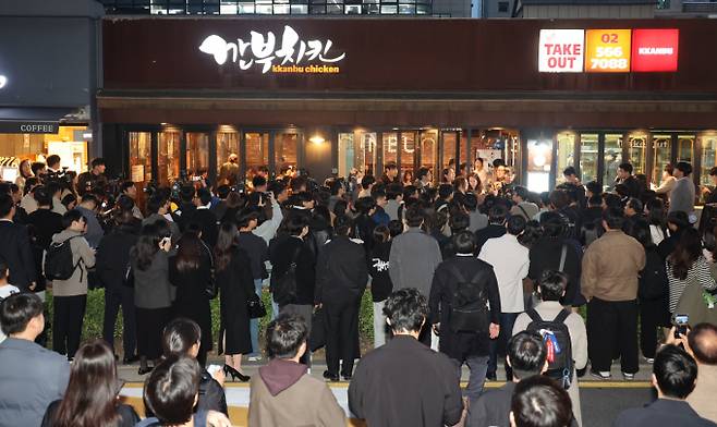 젠슨 황 엔비디아 최고경영자(CEO)가 지난해 10월 30일 서울 삼성동 깐부치킨 매장에서 이재용 삼성그룹 회장, 정의선 현대차그룹 회장과 회동할 당시 몰린 구름 인파. /사진=뉴스1