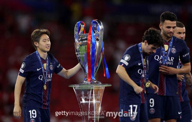 PSG의 이강인이 헝가리 부다페스트에서 열린 2025-26시즌 UEFA 챔피언스리그 결승전 승리 후 우승 트로피를 만지고 있다./게티이미지코리아