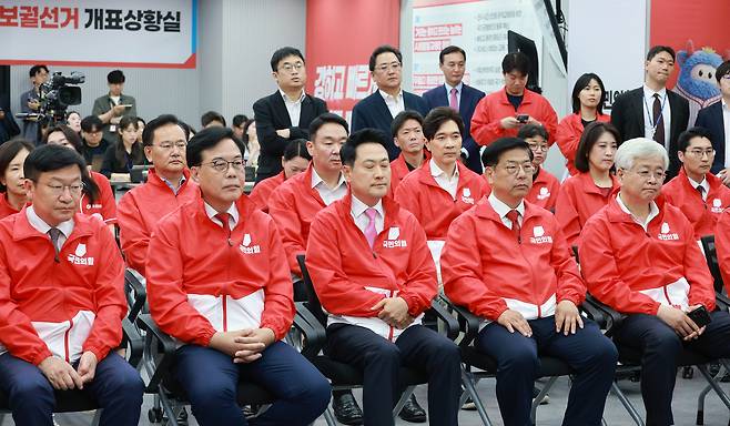 장동혁 국민의힘 대표를 비롯한 지도부가 3일 오후 서울 여의도 국민의힘 중앙당사 개표상황실에서 제9회 전국동시지방선거 개표방송 출구조사 발표를 시청하고 있다. [국회사진기자단]
