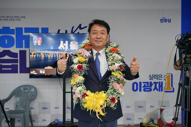 경기 하남갑 국회의원 재선거에 출마한 더불어민주당 이광재 후보가 4일 경기도 하남시 선거사무소에서 당선이 확정되자 기뻐하고 있다. [이광재 캠프 제공]
