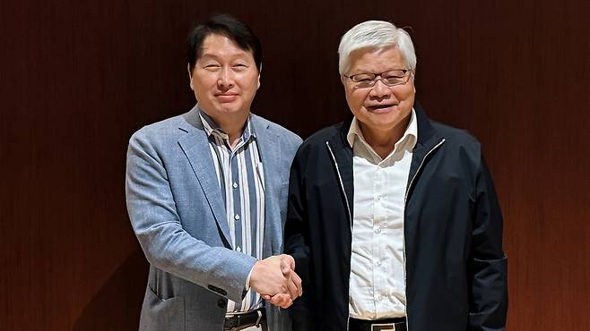 최태원(왼쪽) SK그룹 회장이 3일(현지 시간) 대만에서 웨이저자 TSMC 회장과 회동한 뒤 악수를 하며 기념 사진을 찍고 있다. [SK하이닉스 제공]