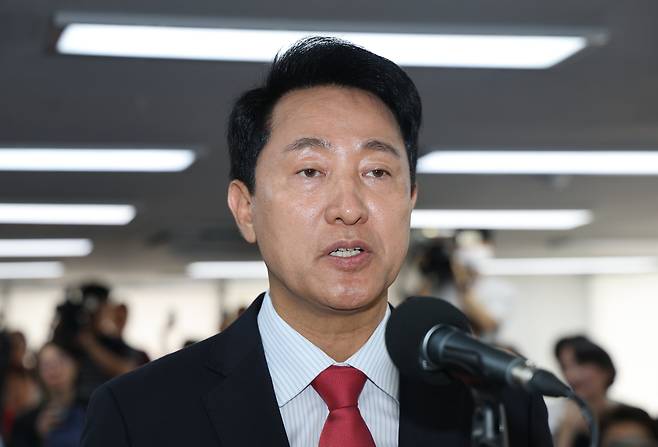 오세훈 국민의힘 서울시장 후보가 제9회 전국동시지방선거일 다음날인 4일 서울 종로구 대왕빌딩에 마련된 선거사무소에서 당선이 유력해지자 소감을 밝히고 있다. [연합]