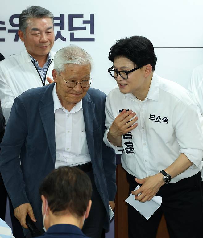 조갑제 조갑제닷컴 대표가 지난달 10일 오후 부산 북갑 국회의원 보궐선거에 출마하는 무소속 한동훈 후보 선거사무소 개소식에 참석하고 있다. [연합]