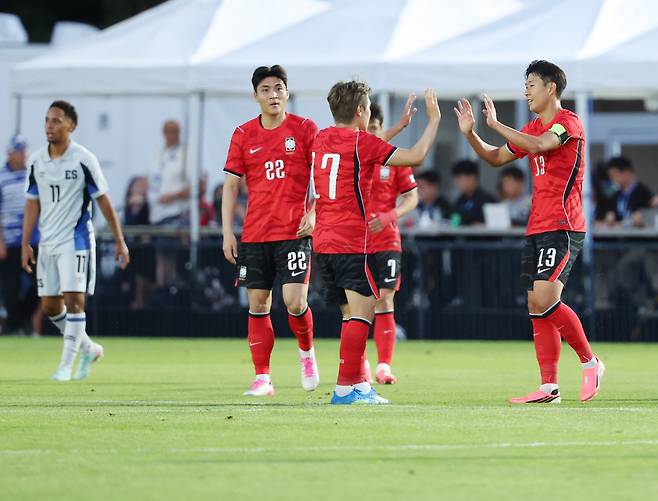4일(현지시간) 오후 미국 유타주 프로보에 위치한 브리검영대 사우스필드에서 열린 대한민국과 엘살바도르의 평가전에서 손흥민(오른쪽)과 이강인이 1대0 승리로 경기를 마치고 하이파이브를 하고 있다. [연합]