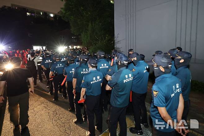 [서울=뉴시스] 배훈식 기자 = 경찰기동대가 4일 오전 투표용지 부족으로 투표시간이 연장된 서울 송파구 잠실7동 제2투표소 주변으로 부정선거를 외치는 시민들이 몰려들자 주변을 에워싸고 있다. (공동취재)  2026.06.04. photo@newsis.com