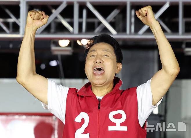 [서울=뉴시스] 전신 기자 = 오세훈 국민의힘 서울시장 후보가 2일 서울 서대문구 신촌역 스타광장에서 파이널 유세를 하며 지지를 호소하고 있다. 2026.06.02. photo1006@newsis.com