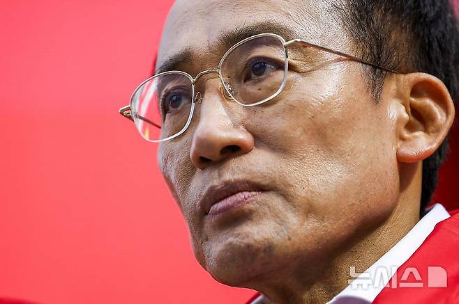 [대구=뉴시스] 정병혁 기자 = 추경호 대구시장 당선인이 4일 대구 수성구 범어네거리에서 시민들에게 당선 감사인사를 하고 있다. 2026.06.04. jhope@newsis.com