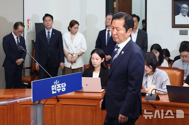 [서울=뉴시스] 고승민 기자 = 정청래 더불어민주당 총괄상임선대위원장이 4일 서울 여의도 국회에서 기자회견을 하기 위해 발언대로 향하고 있다. 2026.06.04. kkssmm99@newsis.com