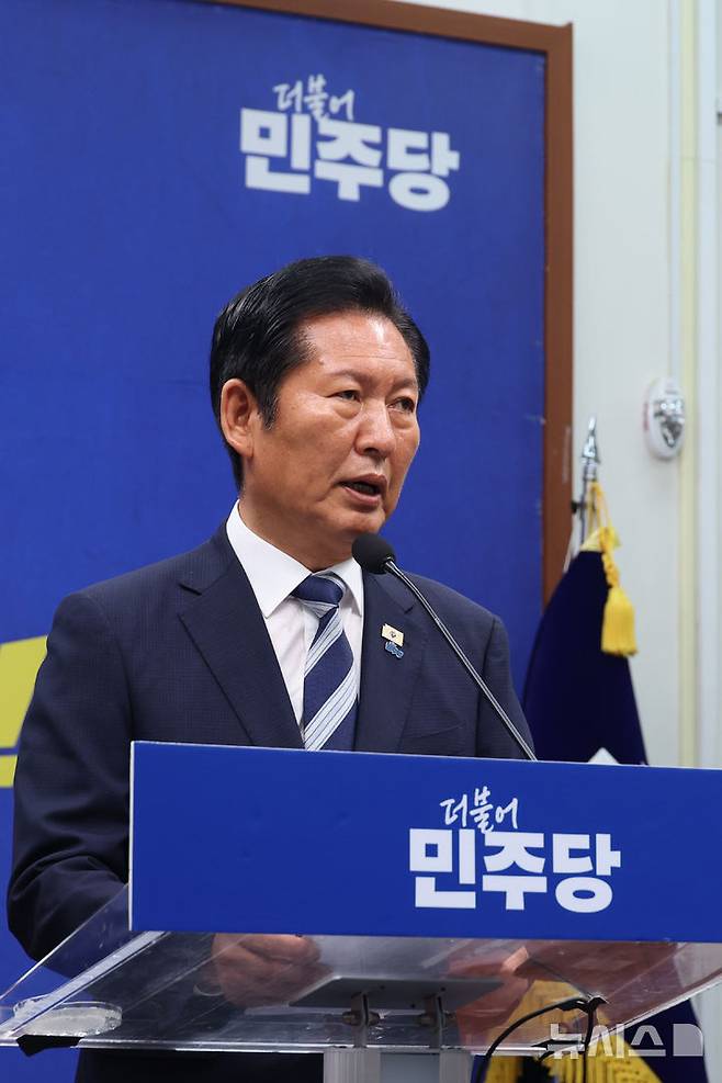 [서울=뉴시스] 고승민 기자 = 정청래 더불어민주당 총괄상임선대위원장이 4일 서울 여의도 국회에서 기자회견을 하고 있다. 2026.06.04. kkssmm99@newsis.com