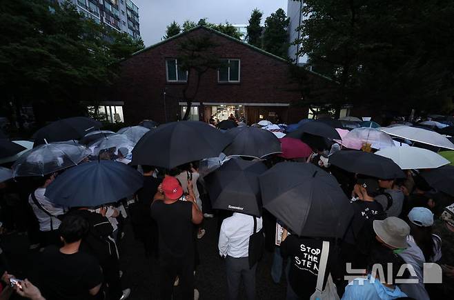 [서울=뉴시스] 김진아 기자 = 4일 제9회 전국동시지방선거 투표용지 부족 사태가 발생한 서울 송파구 잠실7동 제2투표소 앞에서 시민들이 투표함 반출을 막으며 구호를 외치고 있다. 2026.06.04. bluesoda@newsis.com