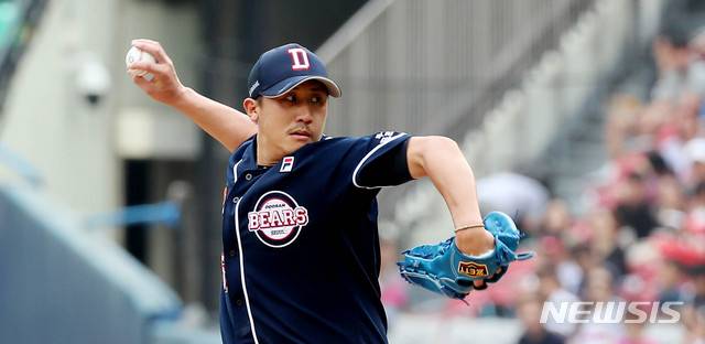 [서울=뉴시스] 추상철 기자 =8일 오후 서울 송파구 잠실야구장에서 열린 2019 KBO리그 두산베어스와 LG트윈스의 경기. 두산 선발투수 이용찬이 역투하고 있다. 2019.09.08. scchoo@newsis.com