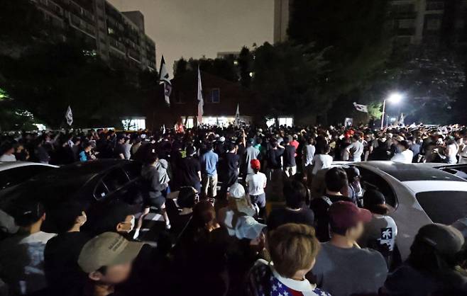 4일 제9회 전국동시지방선거 및 국회의원 재·보궐선거 투표용지 부족으로 투표 시간이 오후 10시까지 연장됐던 서울 송파구 잠실7동 제2투표소 앞에서 시민들이 항의하며 구호를 외치고 있다. 연합뉴스