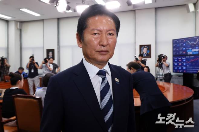 더불어민주당 정청래 대표가 4일 서울 여의도 국회에서 6·3지방선거 결과와 관련 기자회견을 마치고 이동하고 있다. 윤창원 기자