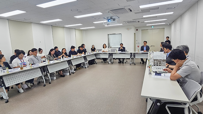 ‘반려동물 분야별 협의체’ 회의에서 참석자들이 반려동물 질병 관련 주제 발표와 향후 연구 방향 등에 대해 논의하고 있다. 농림축산검역본부